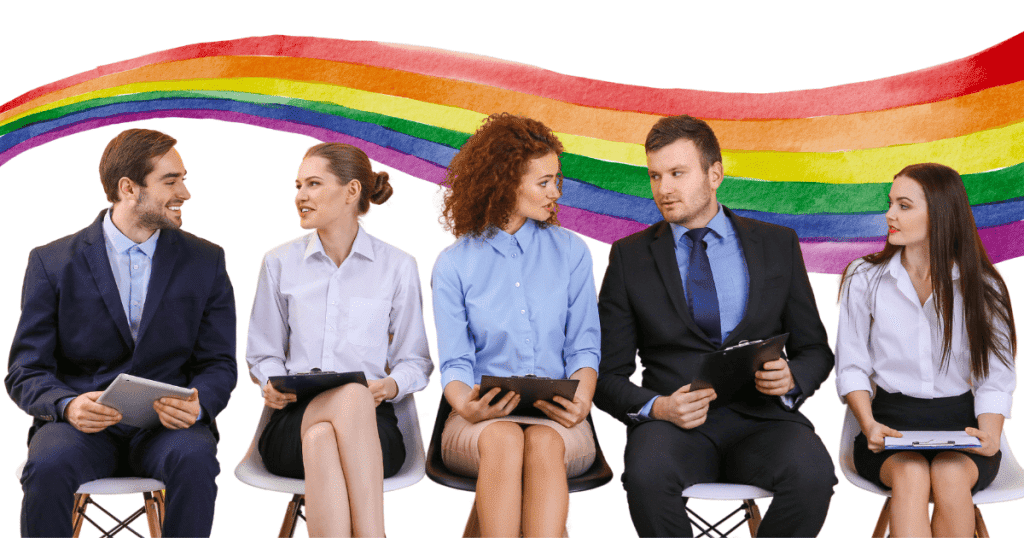 Cinco profesionales trabajando en una oficina moderna con un fondo que integra los colores de la bandera LGTBIQ+, simbolizando la diversidad en el entorno laboral.