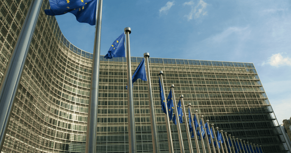 Vista de la fachada principal del Parlamento Europeo en Bruselas, representando el marco institucional donde se debaten los derechos y la protección del colectivo.