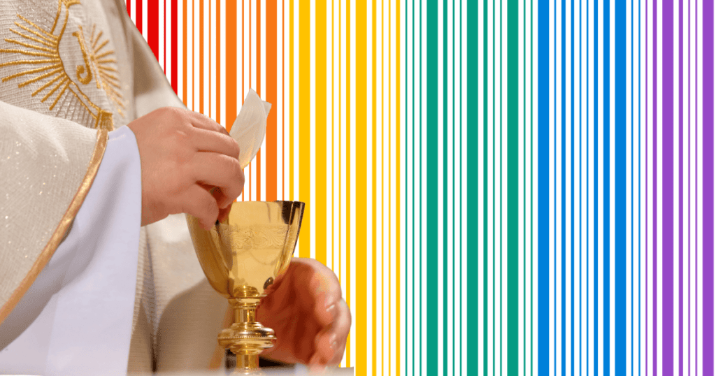 Primer plano de un sacerdote sosteniendo un cáliz o copa litúrgica, con un fondo de franjas de colores representativos de la bandera LGTBIQ+.