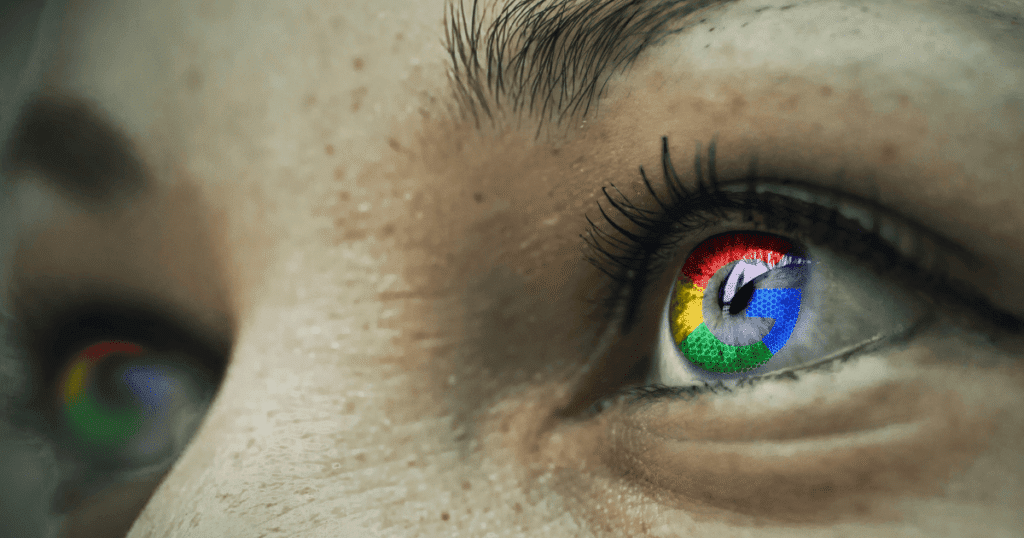 Primer plano de la cara de una persona, con sus ojos reflejando los colores del arcoíris.