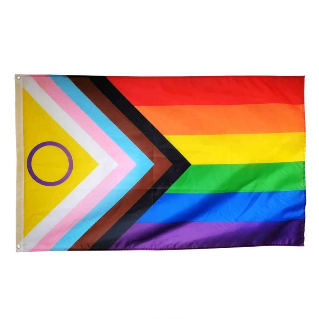 La Bandera LGTBIQ+ nueva ondeando, con las franjas de la bandera arcoíris y las franjas trans, intersexual y racializada.