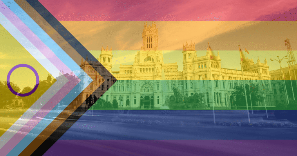 La Bandera del colectivo LGTBI+ en transparencia sobre el Palacio de Cibeles, sede del Ayuntamiento de Madrid.