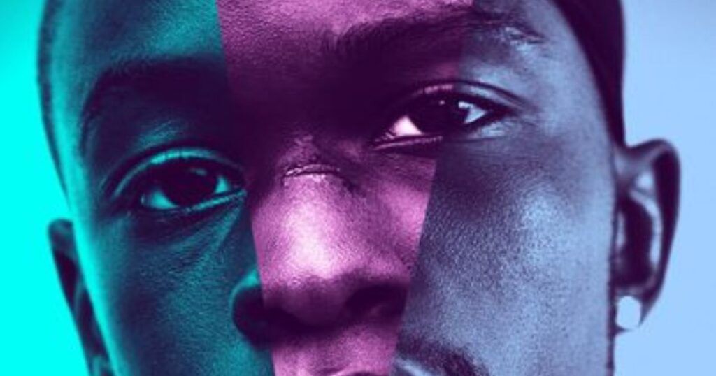 Un primer plano de la carátula de la película "Moonlight", mostrando el rostro de Chiron en tres etapas de su vida, con tonos azules que evocan su temática profunda.
