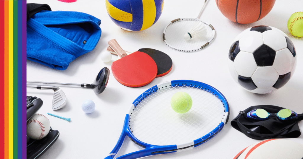 Primer plano de una mezcla de pelotas de fútbol, voleibol, tenis y raquetas, simbolizando la diversidad de disciplinas deportivas.