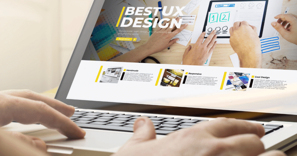 Manos trabajando en un teclado de portátil, con la pantalla mostrando "Best UX Design" (Mejor Diseño UX), simbolizando el diseño web para ONG y la experiencia de usuario.