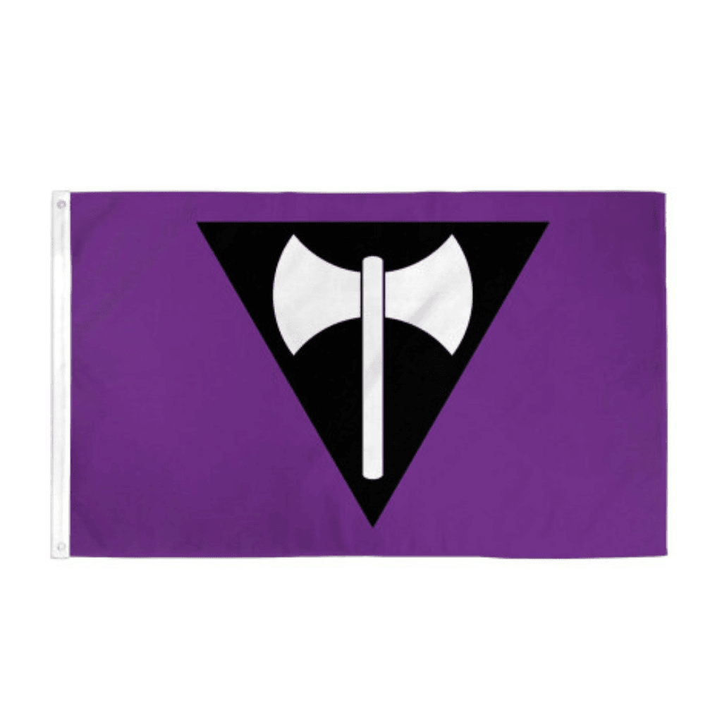 Fotografía del producto: Bandera Lésbica Labrys con fondo violeta, un triángulo negro y un hacha de doble cabeza.