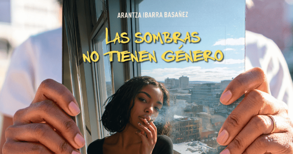 Primer plano de unas manos sosteniendo el libro "Las sombras no tienen género" de Arantza Ibarra, con la portada visible.