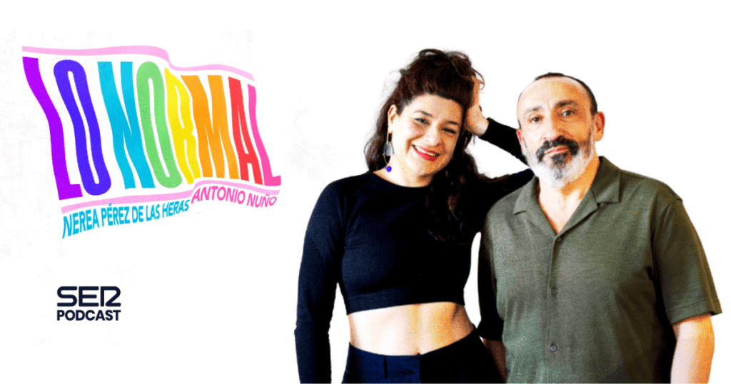 Portada del podcast "Lo Normal" de Ser Podcast, con un fondo blanco y las imágenes de los presentadores Antonio Núño y Nerea Pérez de las Heras.