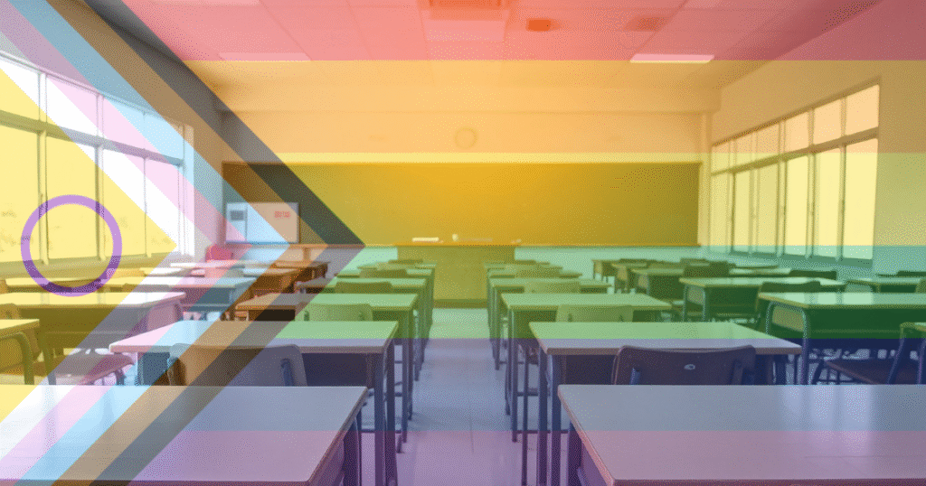 Aula de escuela con pupitres vacíos y una superposición transparente de la bandera LGTBI+, simbolizando la ausencia y la falta de seguridad para los estudiantes LGTBIQ+.