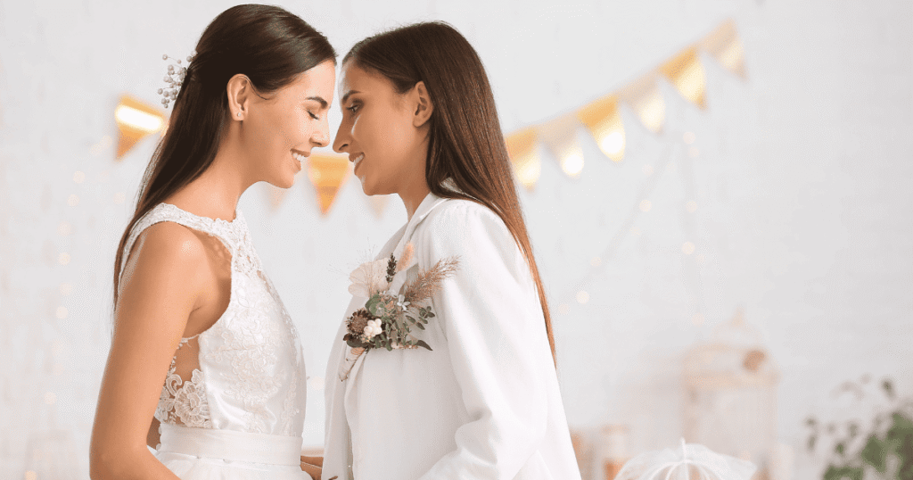 Primer plano de dos novias, sonriendo y celebrando el día de su boda.